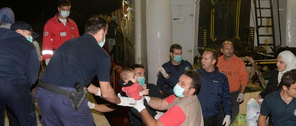 Eine Flüchtlingsfamilie erreicht den Hafen von Kalamata im Süden Griechenlands.
