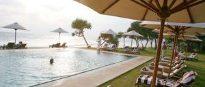 Ein Platz am Pool. Knapp 20 Tage verbringen deutsche Verbraucher jährlich fern von zu Hause.