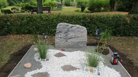 Mit Link zur Gedenkwebseite: Auf dem Friedhof an der Eythstraße in Tempelhof gibt es bereits ein privates Grab mit QR-Code (rechst vorne).