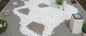 Mit Link zur Gedenkwebseite: Auf dem Friedhof an der Eythstraße in Tempelhof gibt es bereits ein privates Grab mit QR-Code (rechst vorne).