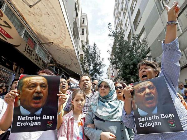 Protest gegen Premier Erdogan: Demonstranten in Istanbul halten Plakate, auf denen sinngemäß steht: "Erdogan - Führung des Hasses".