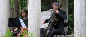 Klassik-Open-Air mal anders. Vor kurzem spielte das Duo „Nachklang 1700“ (Friederike Däublin und Andreas Vetter) auf dem Südwestkirchhof.