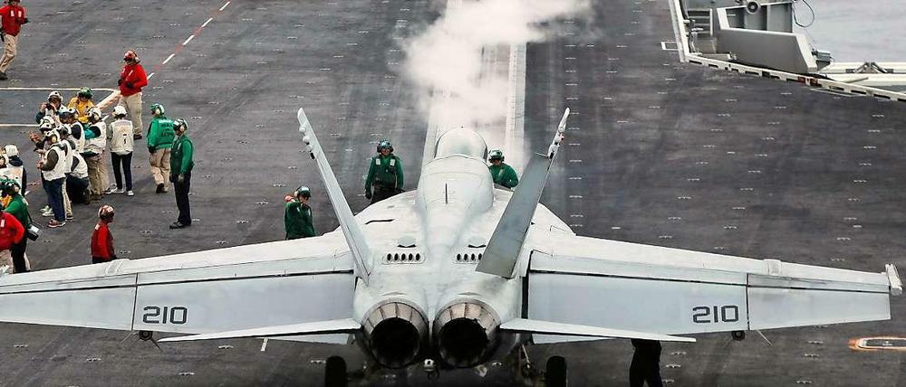 Ein F-18 Kampfjet.