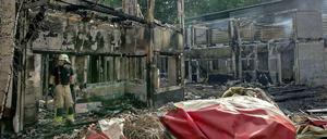 In Berlins legendärem Freizeitpark, Ort voller Geheimnisse und Skandale, wurden in der Nacht zu Montag die Kulissen vom Dorf „Alt-England“ angesteckt.