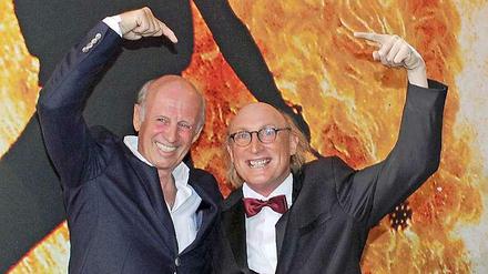 Der Filmemacher Willy Bogner (links) und der Komiker und Schauspieler Otto Waalkes zusammen beim Gala-Abend zu Ehren Bogners im Juni im Kulturzentrum Gasteig in München. Aus Anlass seines 50-jährigen Jubiläums als Filmemacher feiert das Filmfest München den Regisseur, Kameramann und Produzenten Willy Bogner. Sein Unternehmen will er jetzt verkaufen.