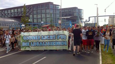 Für die Legalisierung von Cannabis demonstrieren bei der Hanfparade am Hauptbahnhof in Berlin Tausende Menschen.