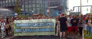 Für die Legalisierung von Cannabis demonstrieren bei der Hanfparade am Hauptbahnhof in Berlin Tausende Menschen.