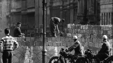 Berlin Bernauer Straße im August 1961. Die SED lässt den "antifaschistischen Schutzwall" mauern.