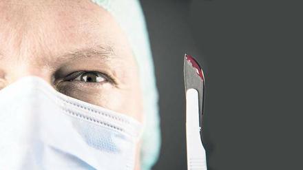 Scharfe Analyse. Chirurgen prüfen inzwischen genauer, welchen Nutzen eine Operation hat. Sie diskutieren sogar darüber, Menschen zu Vergleichszwecken nur zum Schein zu operieren.