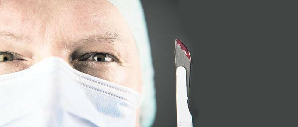 Scharfe Analyse. Chirurgen prüfen inzwischen genauer, welchen Nutzen eine Operation hat. Sie diskutieren sogar darüber, Menschen zu Vergleichszwecken nur zum Schein zu operieren.