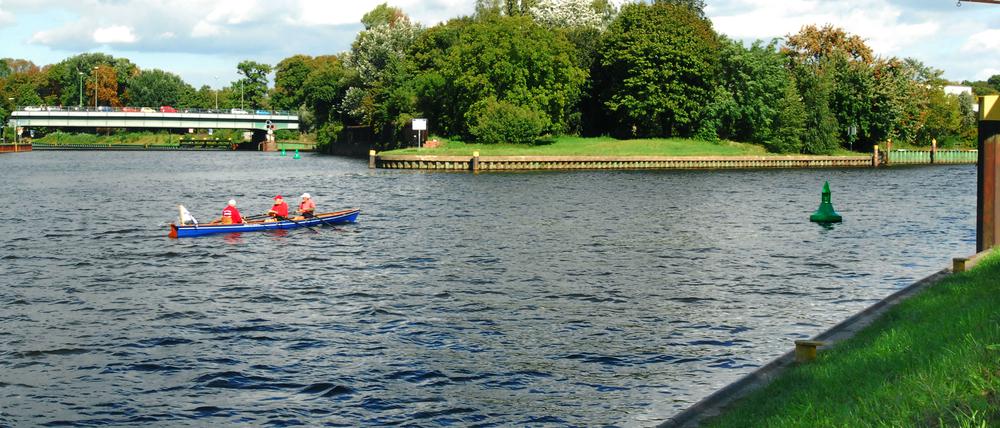 Irgendwo ist Fluss: In Spandau mündet die Spree in die Havel. Die Stadtspree bringt hier viel mehr Wasser aus Berlin heraus, als in ihr von Osten her in die Stadt hineinfließt.
