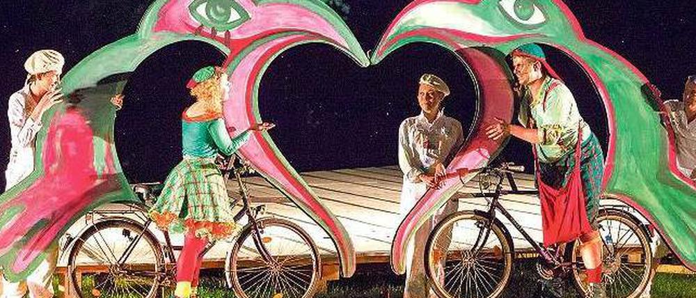 Schön geschnäbelt. Iryna Dziashko als Papagena und Bernhard Hansky als Papageno.