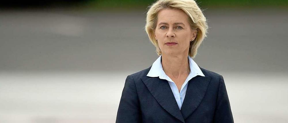 Die Bundesregierung will nach den Worten von Verteidigungsministerin Ursula von der Leyen nicht-lethale Rüstungsgüter in den Irak liefern.