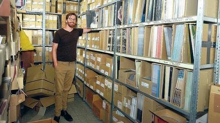 Sinnbus-Mitgründer Peter Gruse im Plattenlager des Labels. 