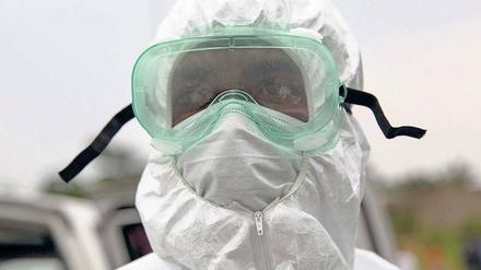 Ganzkörperschutz. Ein Mitarbeiter der Gesundheitsbehörden von Liberia beim Einsatz zur Bergung von toten Ebolaopfern. 