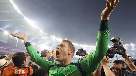 Manuel Neuer jubelt über den Gewinn der Weltmeisterschaft. Mit der Nationalmannschaft siegte er im Sommer 2014 in Brasilien und bot dabei überragende Leistungen. Es war der erste Titel mit der Nationalmannschaft, zumindest unter Joachim Löw. 