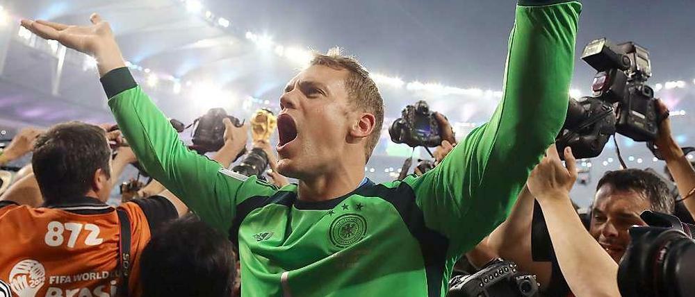 Manuel Neuer jubelt über den Gewinn der Weltmeisterschaft. Mit der Nationalmannschaft siegte er im Sommer 2014 in Brasilien und bot dabei überragende Leistungen. Es war der erste Titel mit der Nationalmannschaft, zumindest unter Joachim Löw. 