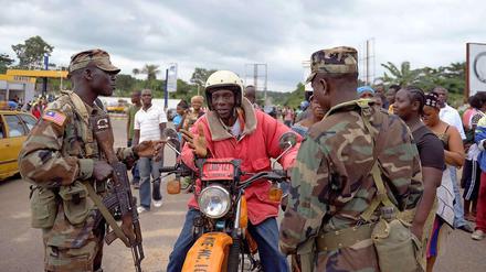 Seitdem in Liberia der Ausnahmezustand ausgerufen ist, gibt es Kontrollen an den Straßen, die in die am stärksten betroffenen Gebiete führen. Präsidentin Ellen Johnson Sirleaf hat alle Reisen von Regierungsmitgliedern für die kommenden Wochen verboten.