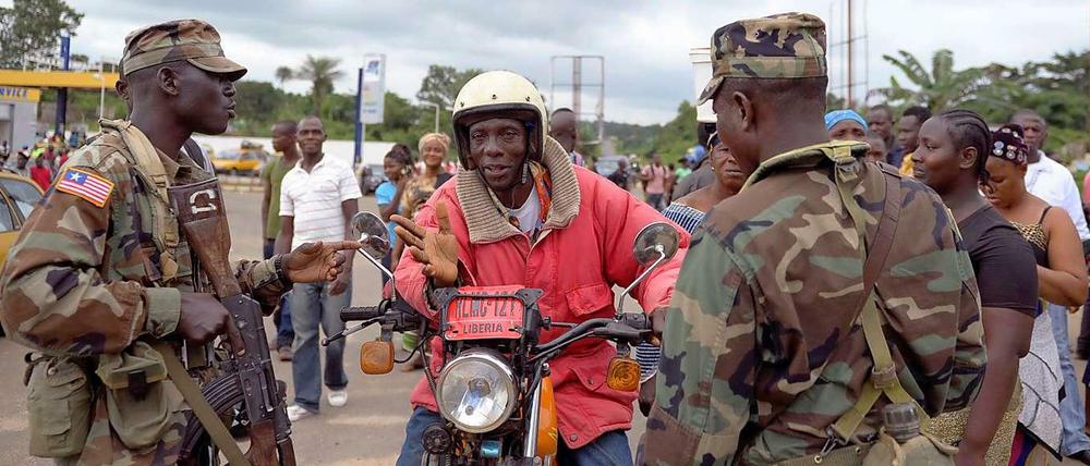 Seitdem in Liberia der Ausnahmezustand ausgerufen ist, gibt es Kontrollen an den Straßen, die in die am stärksten betroffenen Gebiete führen. Präsidentin Ellen Johnson Sirleaf hat alle Reisen von Regierungsmitgliedern für die kommenden Wochen verboten.