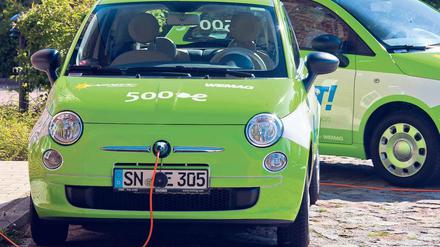 Von einem herkömmlichen Fiat 500 unterscheidet sich die Elektroversion optisch nur durch den Stecker. Unter dem Blech ist aber alles neu. Rund 100 Kilometer schafft der Winzling mit einer Batterieladung. 