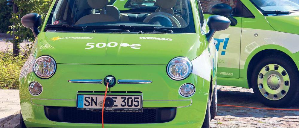 Von einem herkömmlichen Fiat 500 unterscheidet sich die Elektroversion optisch nur durch den Stecker. Unter dem Blech ist aber alles neu. Rund 100 Kilometer schafft der Winzling mit einer Batterieladung. 