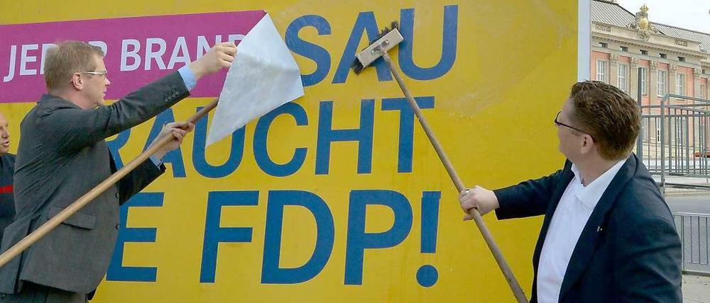 Gelungene Selbstironie oder Verzweiflungstat? Funktionäre der FDP Brandenburg überkleben ihr eigenes Plakat