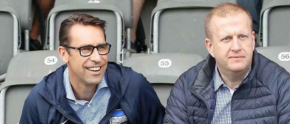 Geschäftsführer unter sich: Ingo Schiller (r.), Geschäftsführer Finanzen bei Hertha BSC, hat unauffällig den Investor KKR an Land gezogen, der Geschäftsführer Sport, Michael Preetz (l.), versucht nun unauffällig einen weiteren Stürmer nach Berlin zu locken.