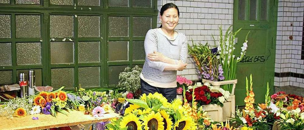 Freundlich und in sich ruhend - trotz aller Schufterei. Die vietnamesische Blumenfrau am S-Bahnhof Lichterfelde West.