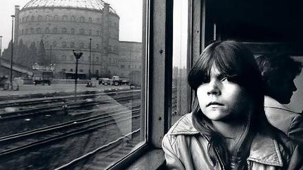 Da stand er noch. Einer der Gasometer vom Prenzlauer Berg, in Barbara Metselaar Bertholds Serie „Hinter Glas“ (1979 - 1984). 