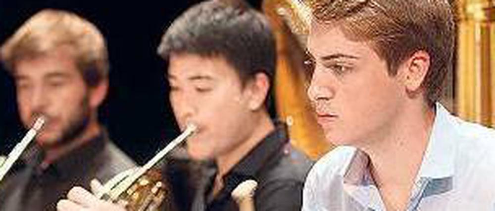 Drei Musiker der Jungen Deutschen Philharmonie.