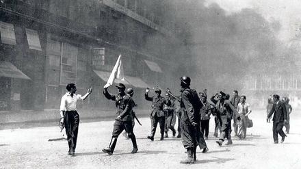 Weiße Fahne. Deutsche Soldaten im August 1944 in Paris, Avenue de l’Opéra.