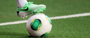 Untergrund des Anstoßes: Kunstrasen ist kein Rasen - und weist andere Spieleigenschaften auf. 