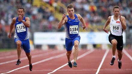 Auf zu neuen Hochgeschwindigkeiten. Julian Reus (Mitte) bei seinem Sieg im 100-Meter-Lauf bei den Deutschen Meisterschaften in Ulm.
