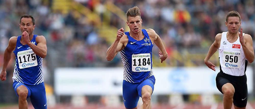Auf zu neuen Hochgeschwindigkeiten. Julian Reus (Mitte) bei seinem Sieg im 100-Meter-Lauf bei den Deutschen Meisterschaften in Ulm.