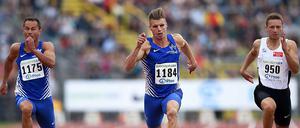 Auf zu neuen Hochgeschwindigkeiten. Julian Reus (Mitte) bei seinem Sieg im 100-Meter-Lauf bei den Deutschen Meisterschaften in Ulm.