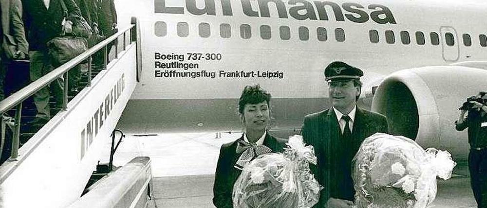 Blumen für Crew des ersten deutsch-deutschen Linienfluges LH 6010 von Frankfurt nach Leipzig am 10. August 1989. 
