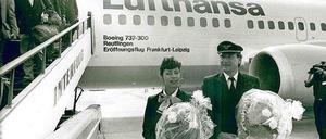 Blumen für Crew des ersten deutsch-deutschen Linienfluges LH 6010 von Frankfurt nach Leipzig am 10. August 1989. 