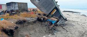 Das Meer nagt an den Küsten. Häuser der Gemeinde Shishmaref in Alaska, wo Mitglieder des indigenen Volks der Inupiat leben, werden von Wellen und Stürmen zerstört. Die Gemeinde liegt auf einer Insel im Polarmeer.