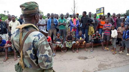 In Liberia sind ganze Landstriche vom Militär abgeriegelt worden, um eine weitere Ausbreitung des Ebola-Virus zu verhindern. In den abgeriegelten Orten werden aber schon nach wenigen Tagen die Lebensmittel knapp. 