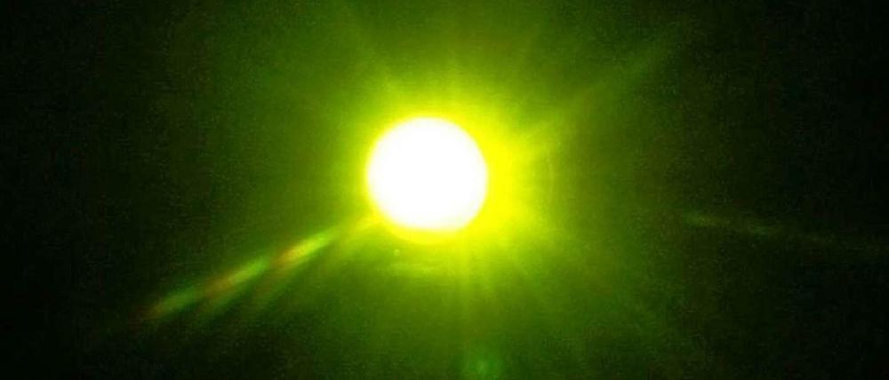 Heller Strahl. Das "Raman-Lasing" produziert ungewöhnlich viel Licht. 