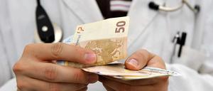 In der Selbstverwaltung der niedergelassenen Kassenärzte in Berlin geht es seit 2011 um Geld für den Vorstand.