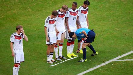 Exklusiv nur für deutsche Nationalspieler. Das Freistoßspray muss noch auf seine Premiere in der Bundesliga warten.