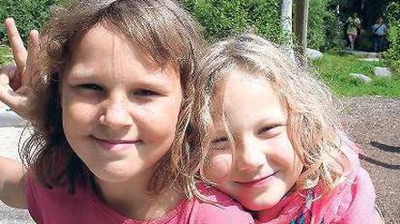 Was zu lachen: Sarah (l.), hier mit ihrer Freundin Laura, kommt meist mit ihrer kleinen Schwester. In der „Arche“ können sie zwischen vielen Aktivitäten wählen.
