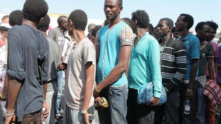 Sie haben es geschafft: Flüchtlinge aus Nordafrika im süditalienischen Salerno vor einer Woche.