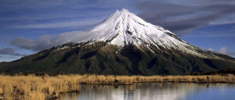 Feuerberg. Der Mt. Taranaki (früher Mt. Egmont) ist einer von vielen Vulkanen Neuseelands. Sie zeigen an, dass unter der Oberfläche viel heißes Gestein transportiert wird. Die Ursache dafür ist die Verschiebung der Erdplatten in der Region.