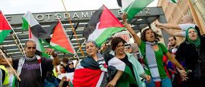 Palästinenser und Linke demonstrieren am Potsdamer Platz in Berlin-Mitte für Gaza und gegen die israelische Politik.