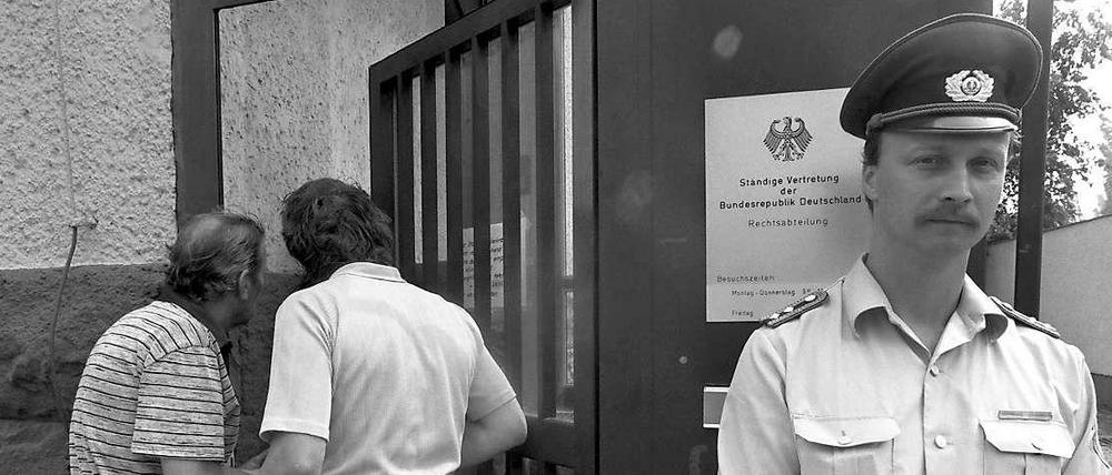 DDR-Bürger besuchen am 1989 die ständige Vertretung Bonns in Ost-Berlin.
