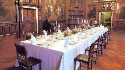 Der Festsaal von Schloss Wernigerode, eingedeckt mit Geschirr aus dem Besitz Wilhelms II.