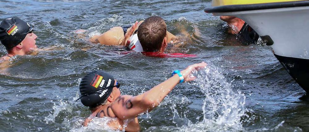 Helfer ziehen die 21-jährige Polin aus dem Wasser.