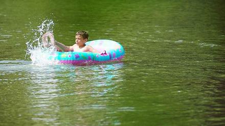 Schwimmer testen bei sommerlichen Temperaturen schon mal den Plötzensee.